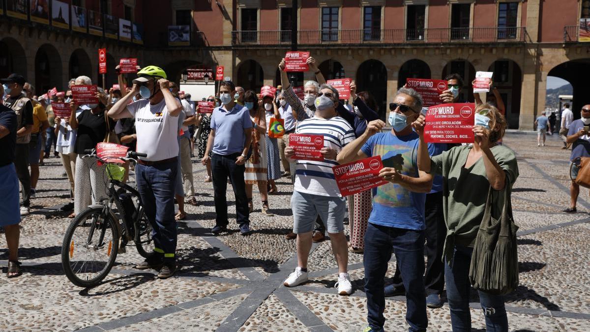 Manifestantes de la plataforma &quot;Stop muro&quot; esta mañana en la plaza del Ayuntamiento