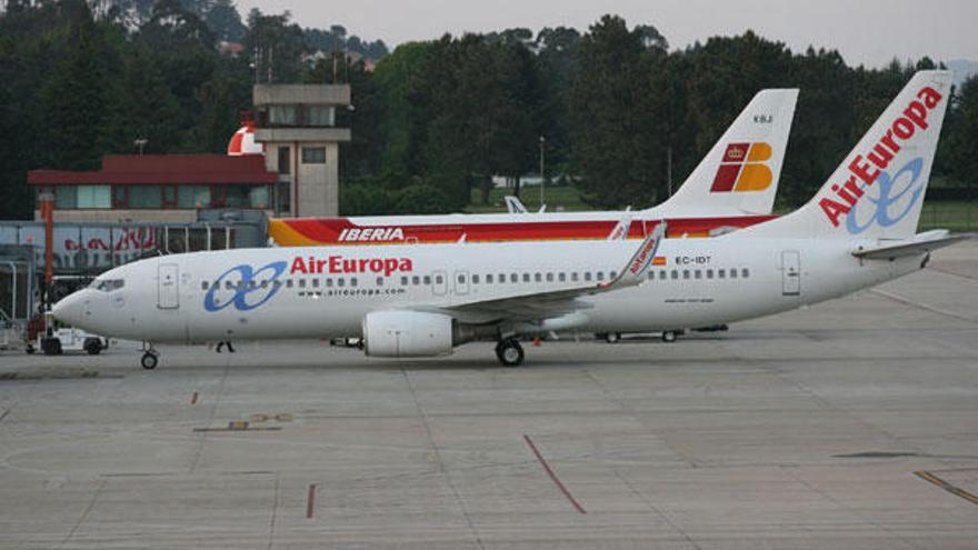 Una avión de Air Europa y otro de Iberia estacionados en el aeropuerto de Peinador.  // Jesús de Arcos