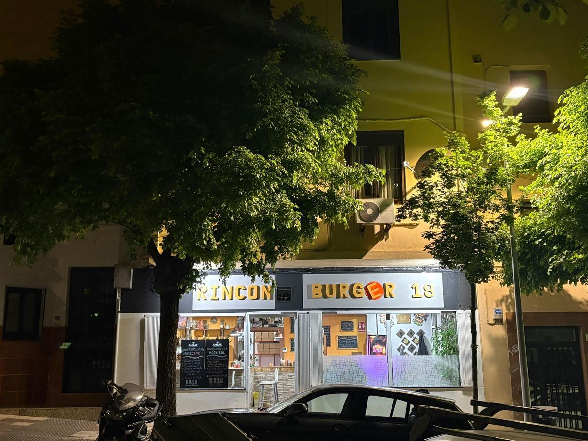 Rincón Burger 18, en la calle Reyes Huertas.
