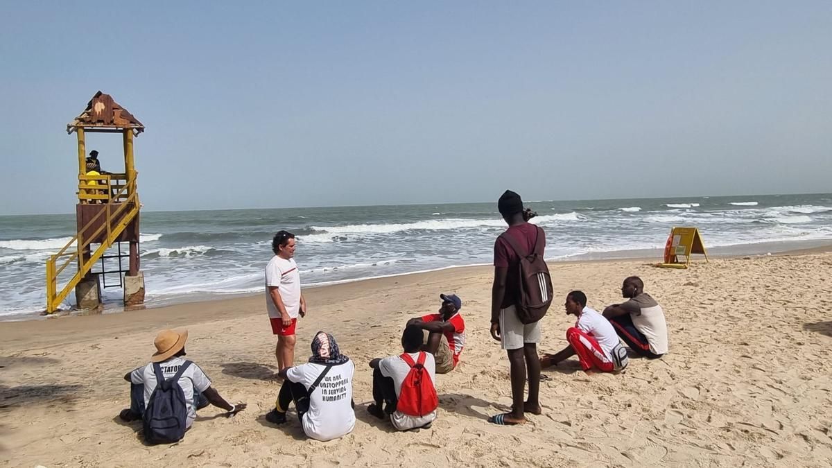 Formación de socorrismo en una playa de Gambia.