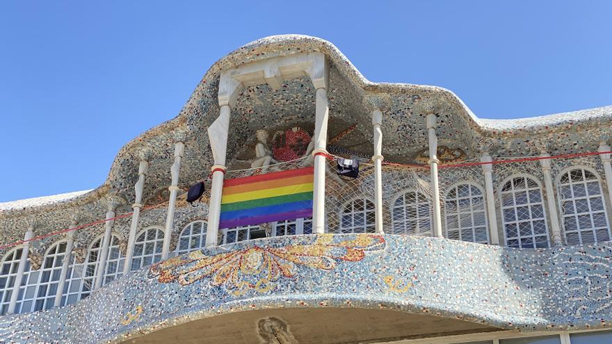 La bandera LGTBI luce ya en la fachada de la Asamblea para celebrar el Orgullo