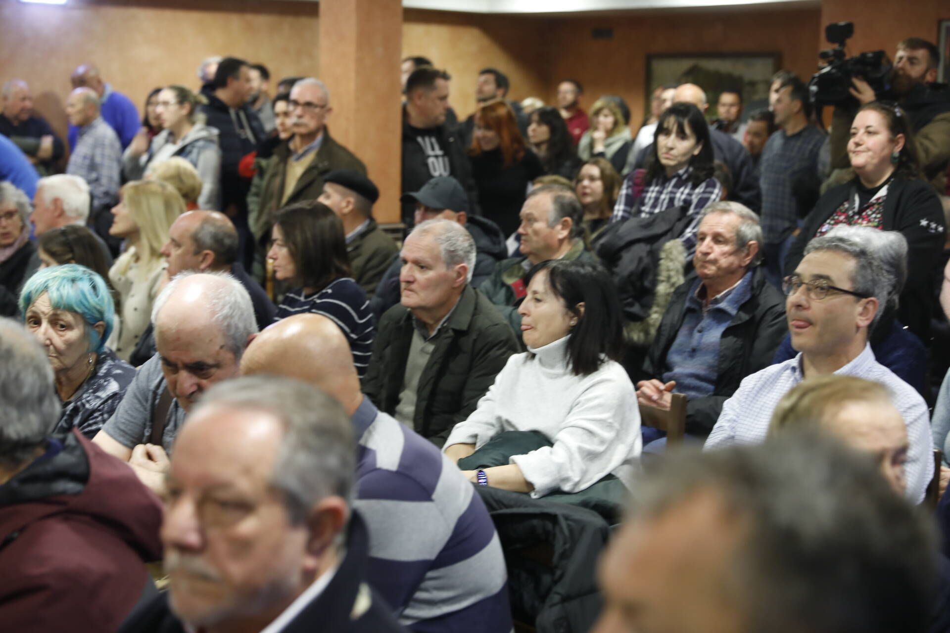 La multitudinaria asamblea vecinal por el vial de Jove, en imágenes