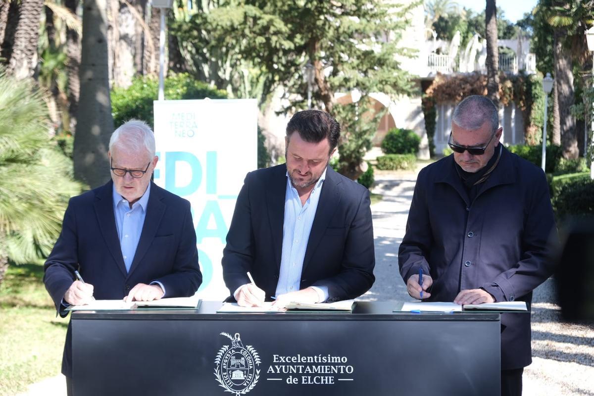 El alcalde firma el convenio con el presidente de la Fundación Mediterráneo para el uso público del Hort del Xocolater