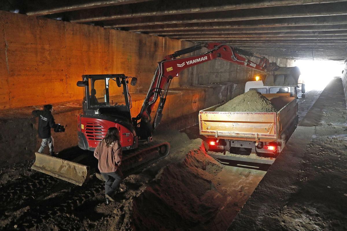 Girona. Plaça Catalunya. Retirada de sediments del riu Onyar sota de la plaça de Catalunya.