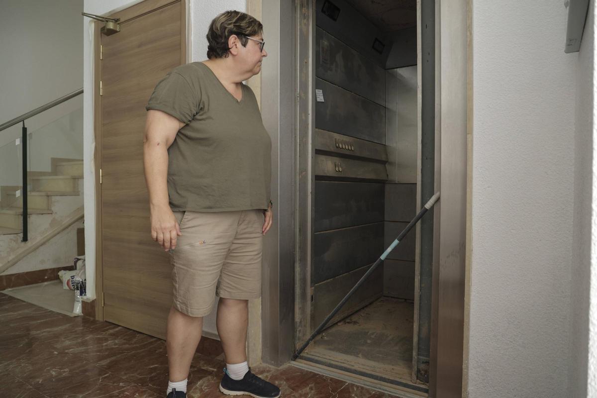 Una vecina de Benetússer muestra el ascensor averiado de su finca