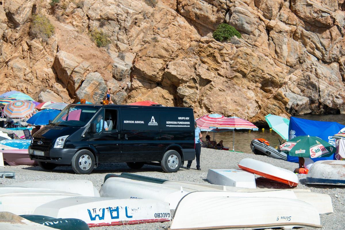 Servicios funerarios en la playa.