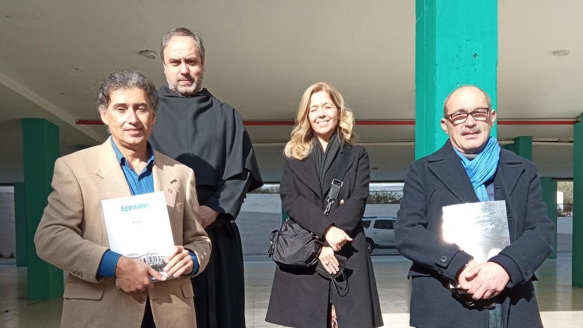 De izda. a dcha. Alberto Castro-Tirado (presidente de la Asociación), P. Agustín Herrero (prior del Convento Ntra. Sra. de Gracia-Los Olivos), Gemma Olmedo y Juan José Toledo (coeditores), en la presentación de los dos primeros tomos, en Los Olivos en 2022.