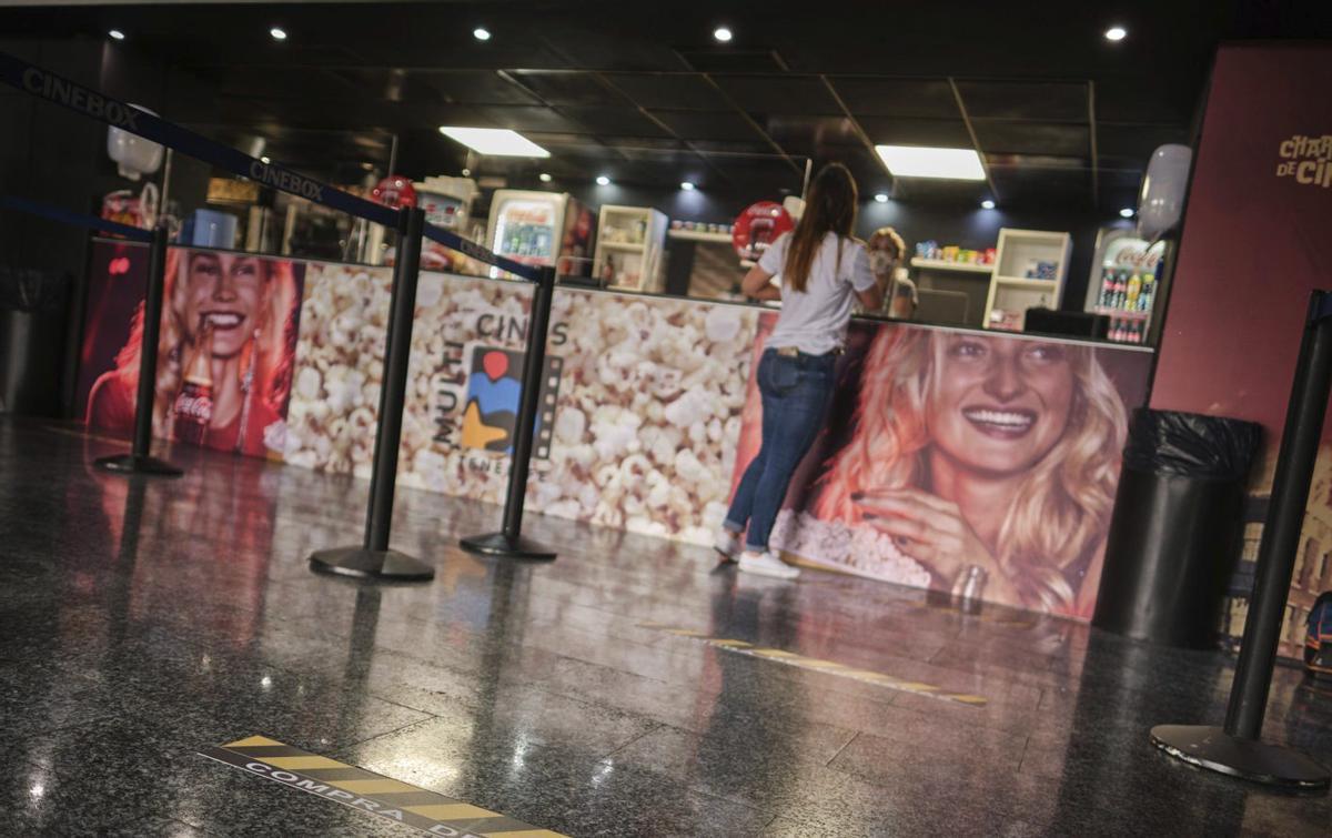 Una mujer compra entradas en Multicines Tenerife.  |