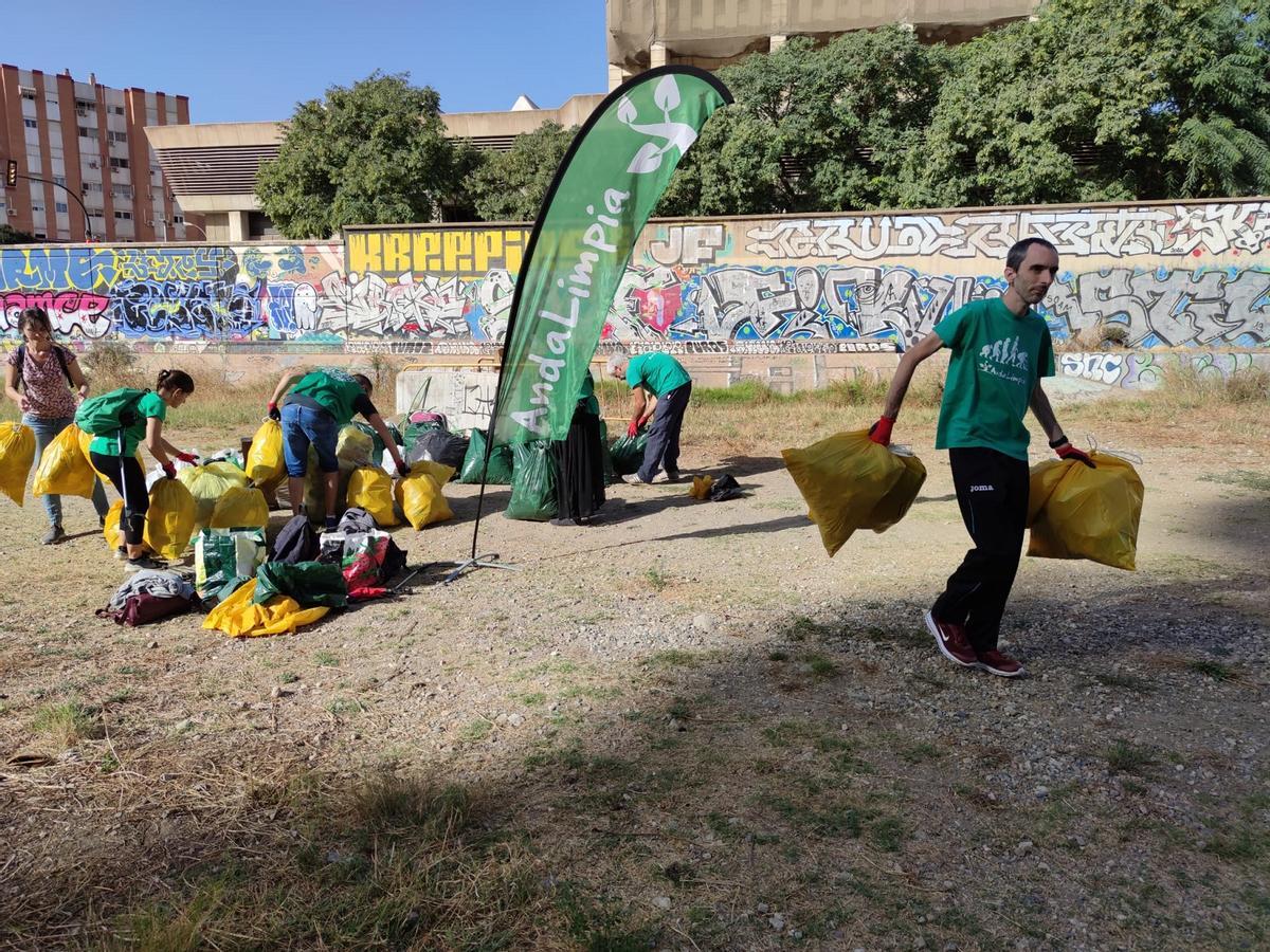 Voluntarios de Andalimpia en el Guadalmedina.