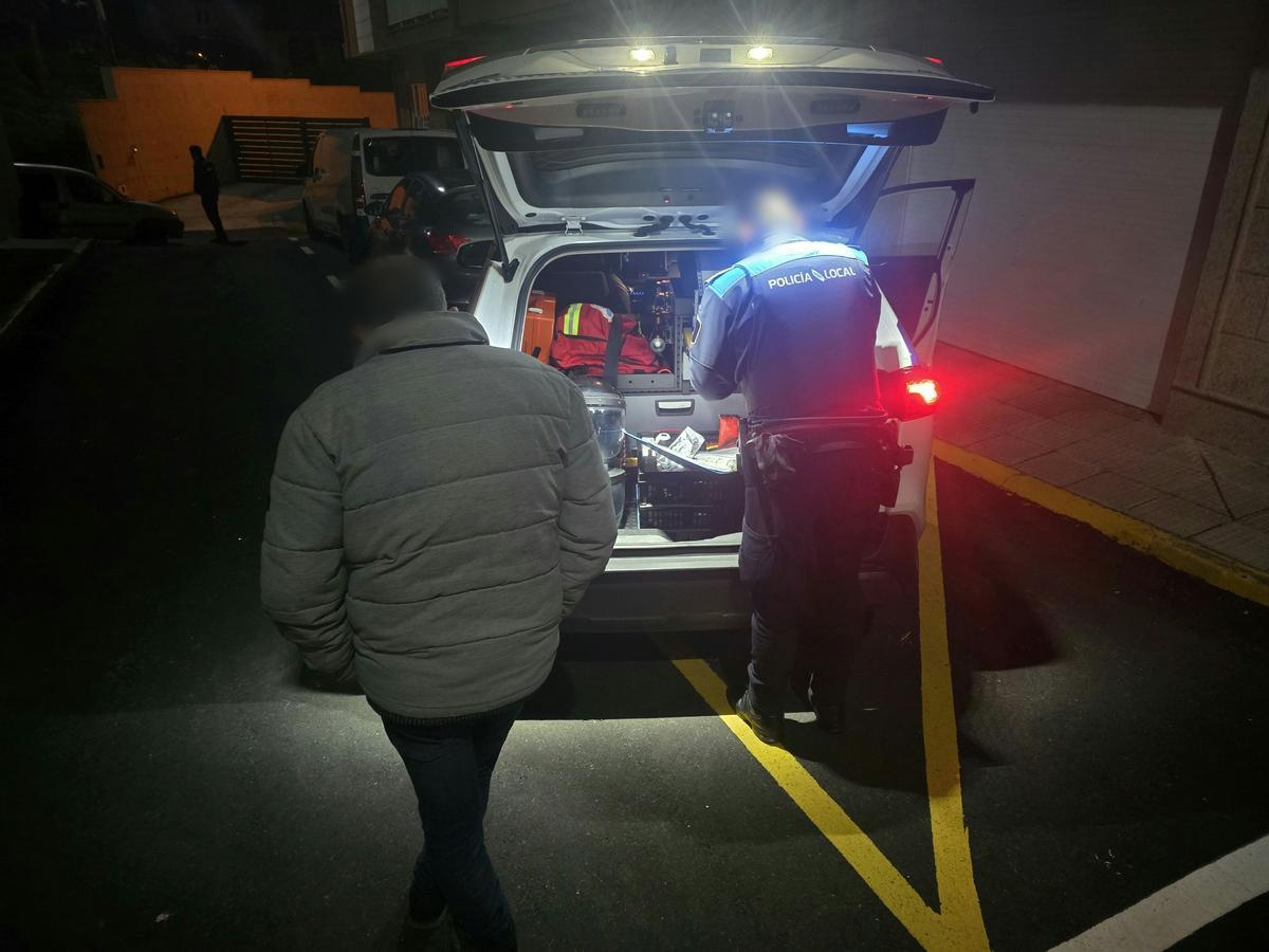 Imaxe dun axente da Policía Local de Rianxo durante un operativo.