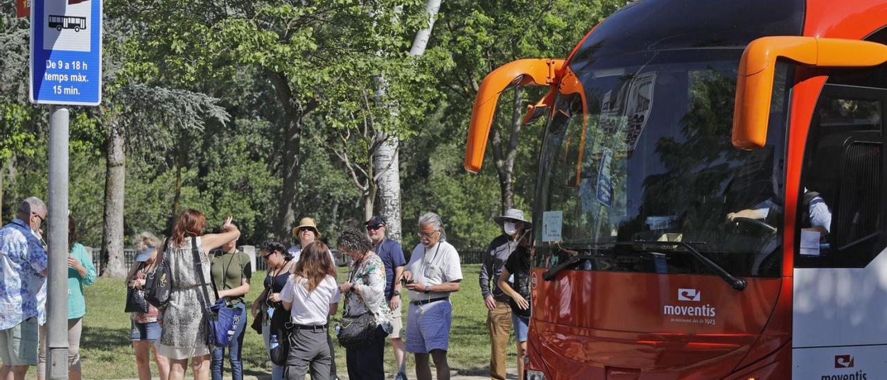 Un autobús turístic, aturat a la zona habilitada per descarregar els visitants a Pedret.  | ANIOL RESCLOSA