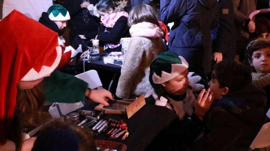 Los Reyes Magos recogen las cartas de los niños