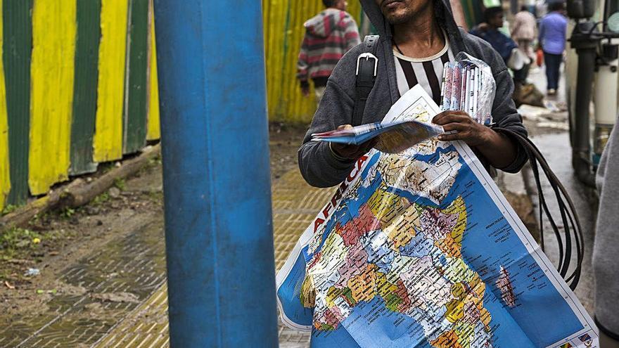 Vendedor de mapas en Addis Abeba