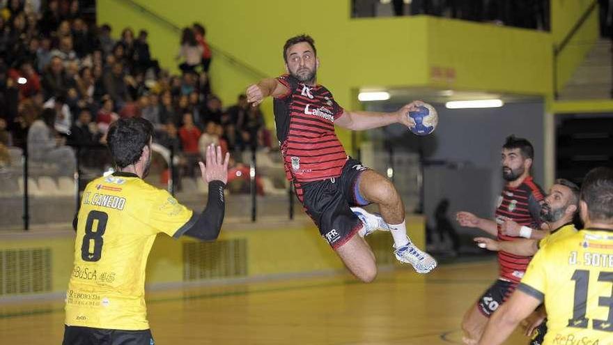 Roberto Álvarez, en una jugada del partido de ayer. // Bernabé/Javier Lalín