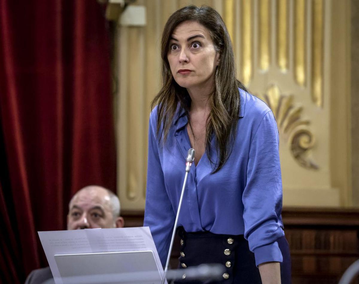 Vox-Sprecherin Idoia Ribas in der gleichen Sitzung im Balearen-Parlament.  | FOTO: B. RAMON
