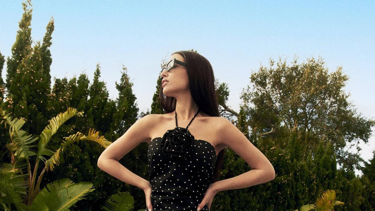 Vestido estampado con detalle de flor
