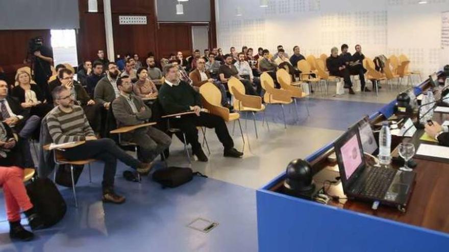 José Antonio Vilán y Salustiano Mato, durante la presentación del proyecto LifeDemoWave, ayer, en el campus. // A. Irago