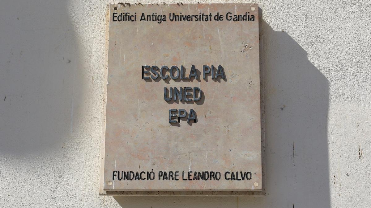Inscripción de la UNED en la fachada de su sede en Gandia.