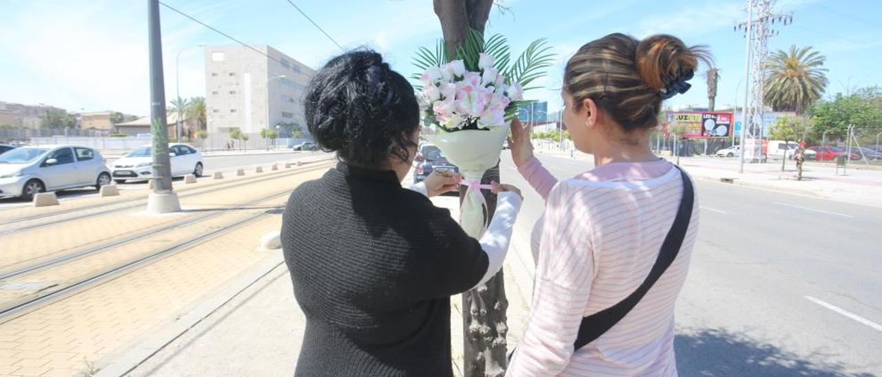 Familiares de la joven fallecida en la Avenida de los Naranjos colocan flores en el lugar del siniestro,