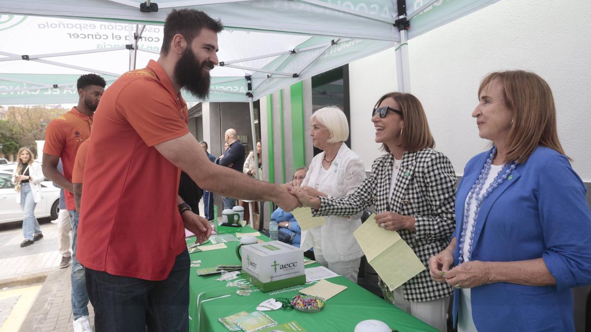 Bojan, en la mañana de este jueves en la mesa de cuestación contra el cáncer que preside Hortensia Herrero