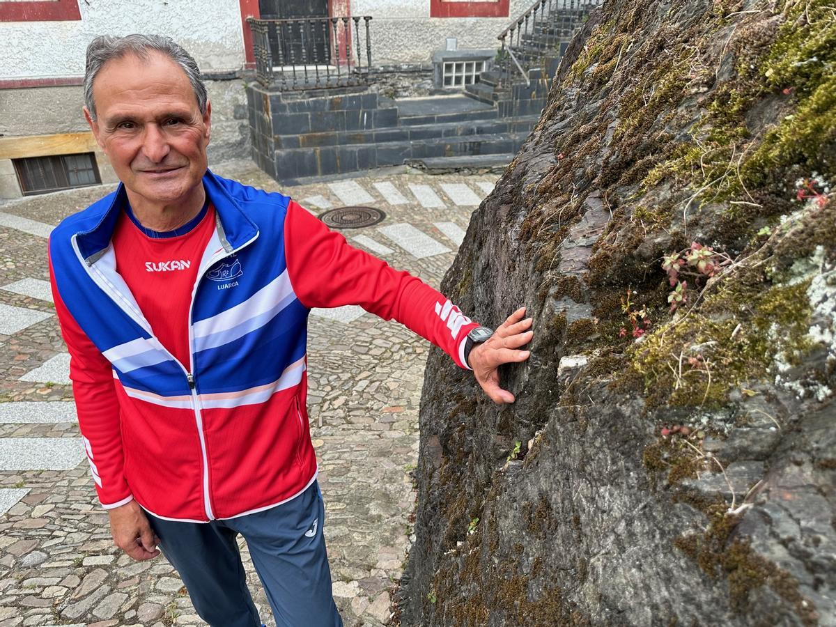 El deportista, en una de las calles de Luarca.