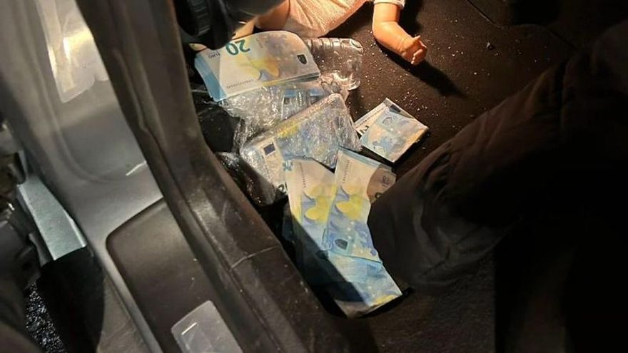 Die Guardia Civil fand das Falschgeld auch im Inneren des Autos.