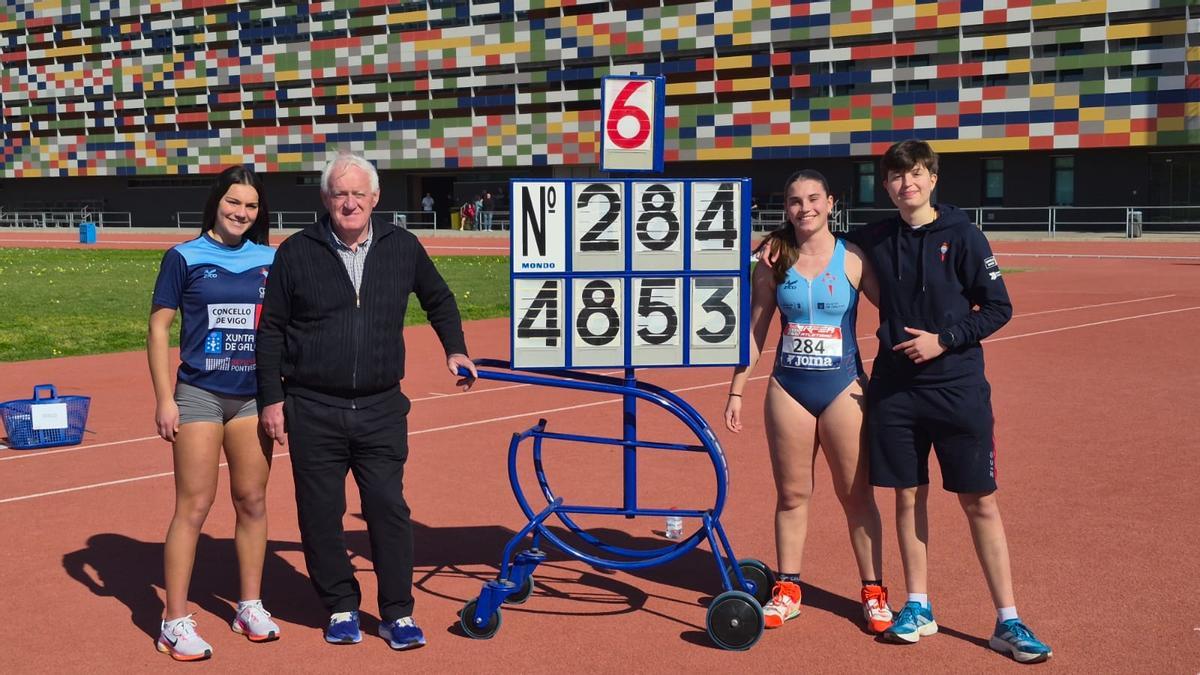 Gabriela Bouzada (2ª d.) junto a su entrenador José Manuel Hermida y sus compañeras Marta y Mara tras logar el récord en Castellón