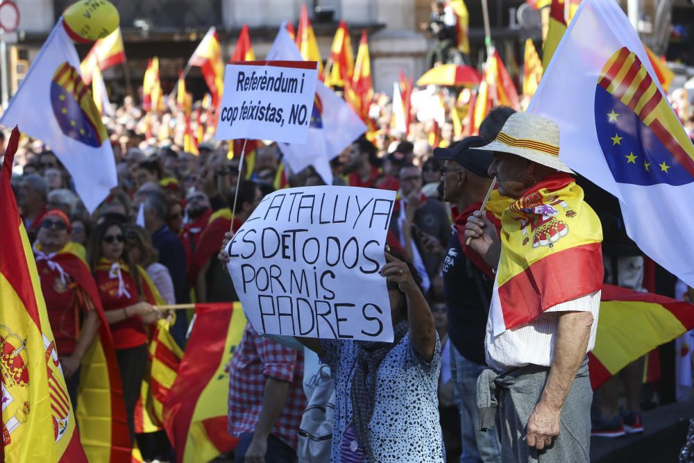 Milers de persones es manifesten a favor de la unitat d'Espanya a Barcelona