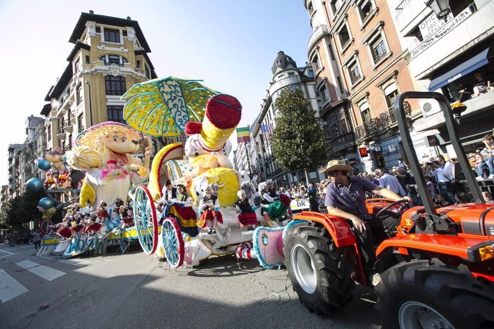 Oviedo celebra el desfile del Día de América en Asturias