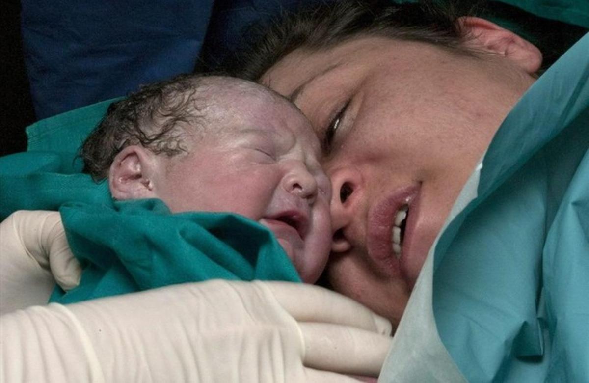 Una madre contempla a su bebé recién nacido en el Hospital Virgen del Rocío, en Sevilla.