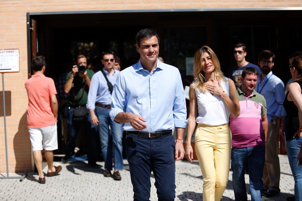 FOTO DE ARCHIVO Begoña Gómez . El candidato a la presidencia del Gobierno y Secretario General del Psoe Pedro Sánchez vota esta mañana en su colegio electoral acompañado de su esposa Begoña Gómez.