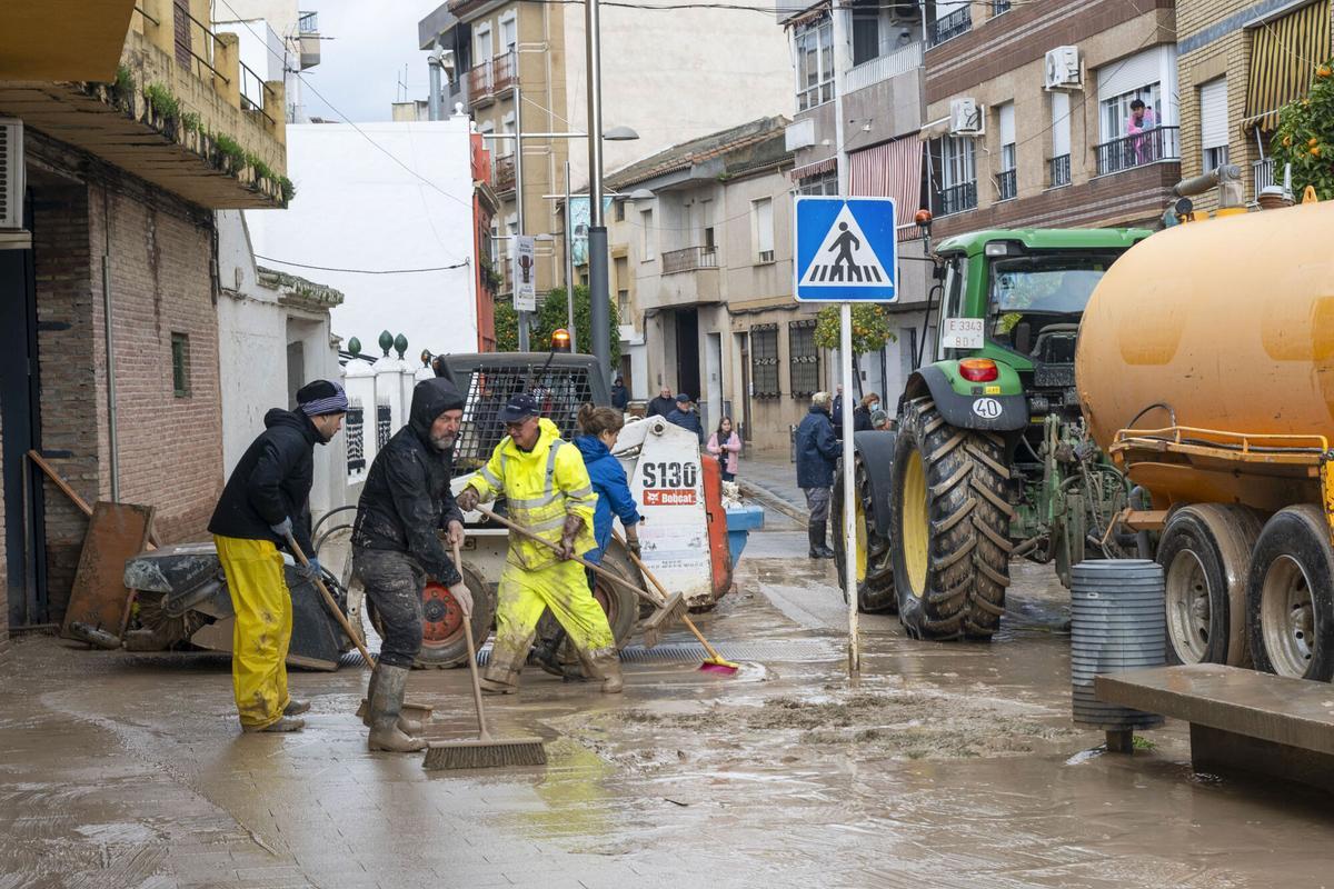 Vecinos achican agua en Huétor Tajar