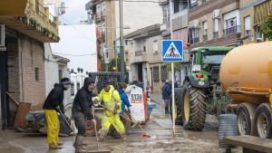 HUETOR TAJAR (GRANADA), 06/02/2026.- Vecinos achican agua en Huétor Tájar (Granada), uno de los municipios andaluces especialmente afectados por la borrasca Leonardo. El presidente de la Junta de Andalucía, Juanma Moreno, ha afirmado este viernes que es posible que sea necesario ampliar el perímetro de evacuación tras el desalojo de la población de Grazalema (Cádiz) debido a los efectos del temporal, aunque la situación la determinarán los geólogos. EFE/ Salas