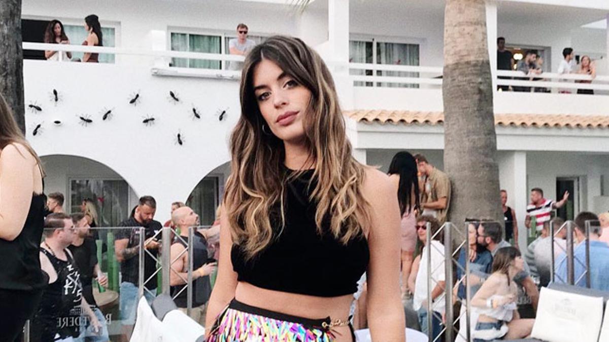 Dulceida con top negro y minifalda multicolor en Ushuaïa Ibiza