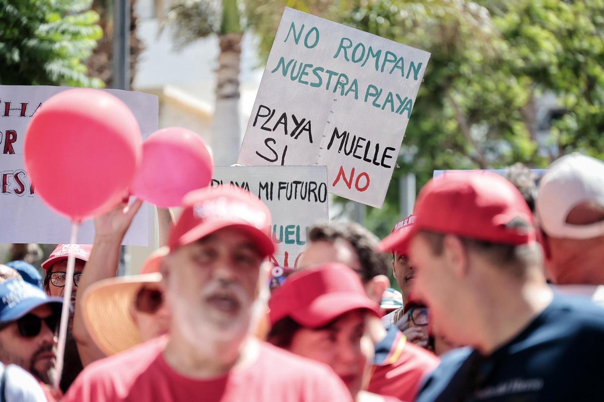 Manifestación en contra de la ampliación del puerto de Los Cristianos