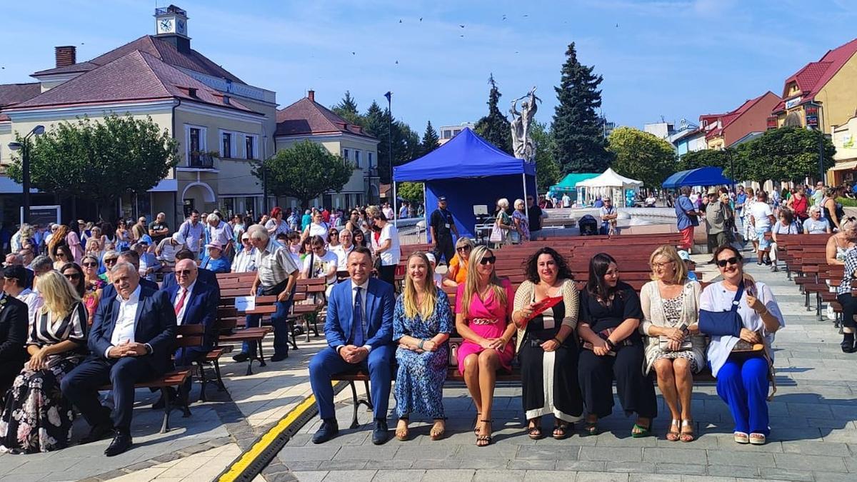 La delegación vila-realense, junto a las autoridades de Michalovce, en uno de los actos en la ciudad eslovaca.