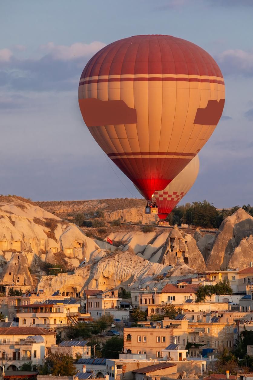 Un globo aerostático sobrevolando la Capadocia turca