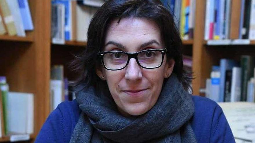 A escritora Eva Mejuto posa, onte, co seu libro.