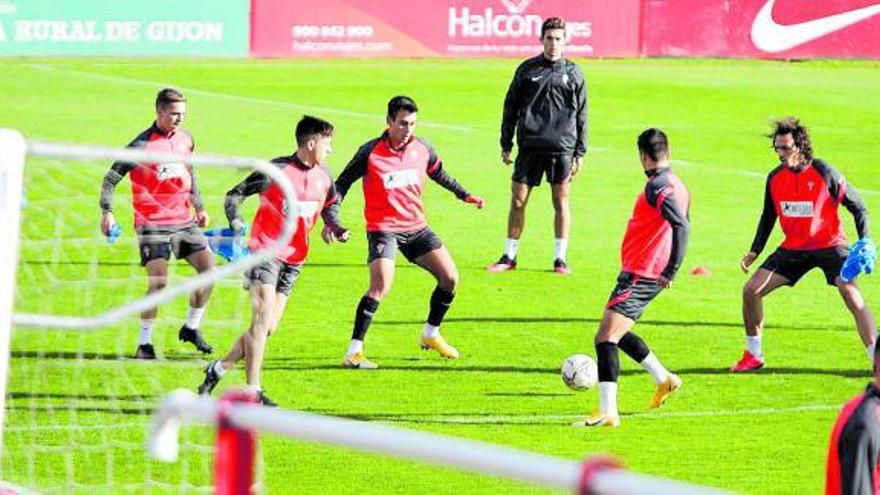 Por la izquierda, Cumic, Saúl, Pedro Díaz, Gragera, Pelayo Suárez, Nacho Méndez y Pablo García, durante el entrenamiento de ayer en Mareo. | Á. González