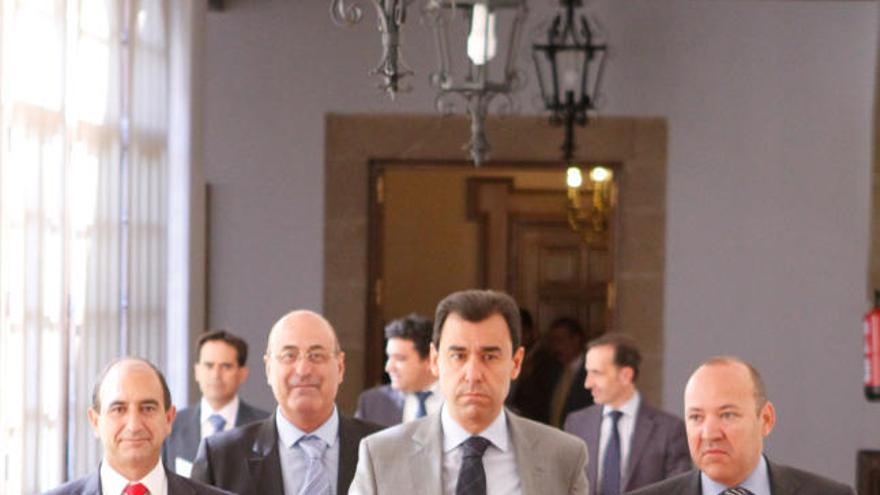 Aurelio Tomás, Martínez Maíllo y José María Barrios acceden al salón de plenos.