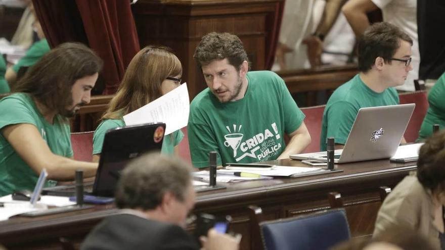 Diputados de Podemos, en un pleno del Parlament.