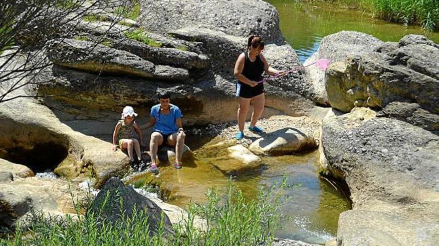 Banyistes a la riera de Merlès