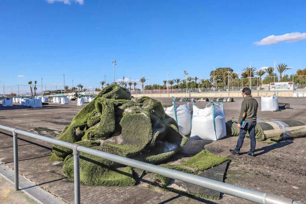 El césped artificial de los campos de fútbol de la Ciudad Deportiva se está sustituyendo en estos momentos. Más adelante se renovará la pista de atletismo. Las obras van a durar 4 meses y cuestan 650.