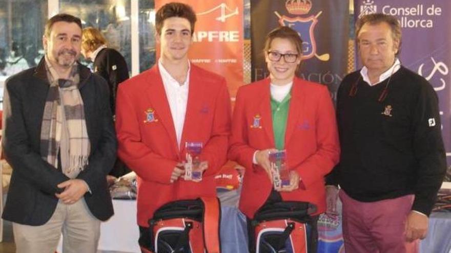 Sandra Vázquez y Víctor Mirón posan con sus chaquetas rojas.