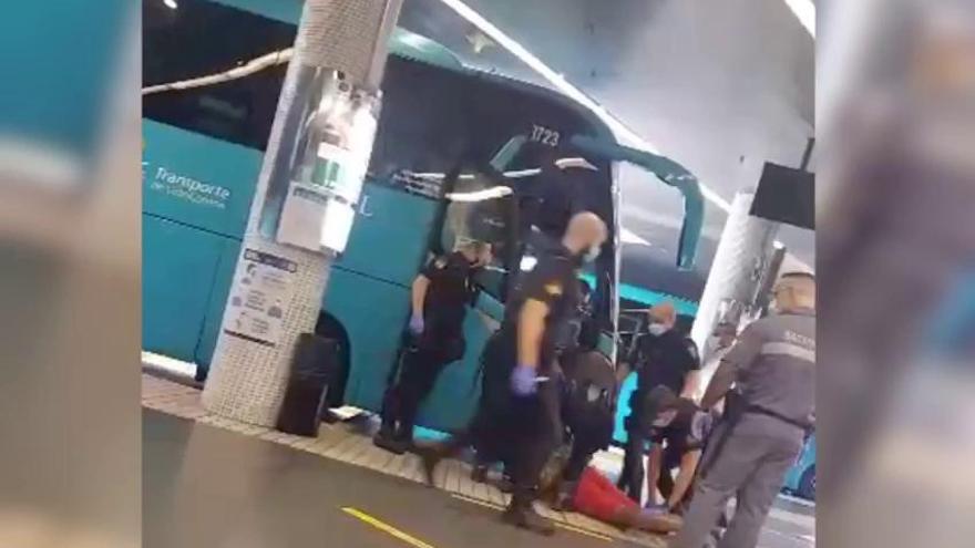 Cuatro meses de cárcel por no llevar mascarilla en un autobús en Las Palmas