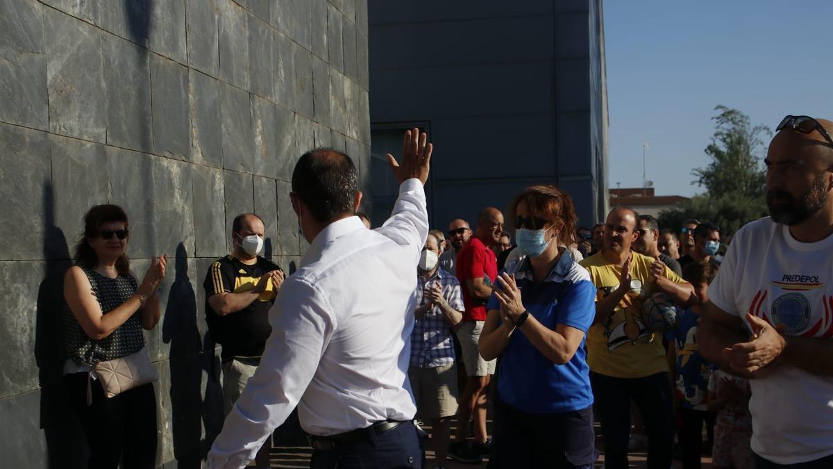 El agente condenado entra a los Juzgados de Cáceres, en 2022.