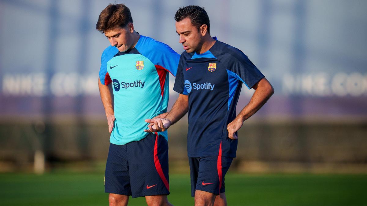 Pablo Torre y Xavi hablaron durante la sesión preparatoria de este jueves en el campo 2 de la Ciutat Esportiva Joan Gamper