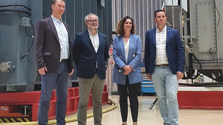 Visita, ayer, de Olga García y Julio Castro, a la empresa Faramax.