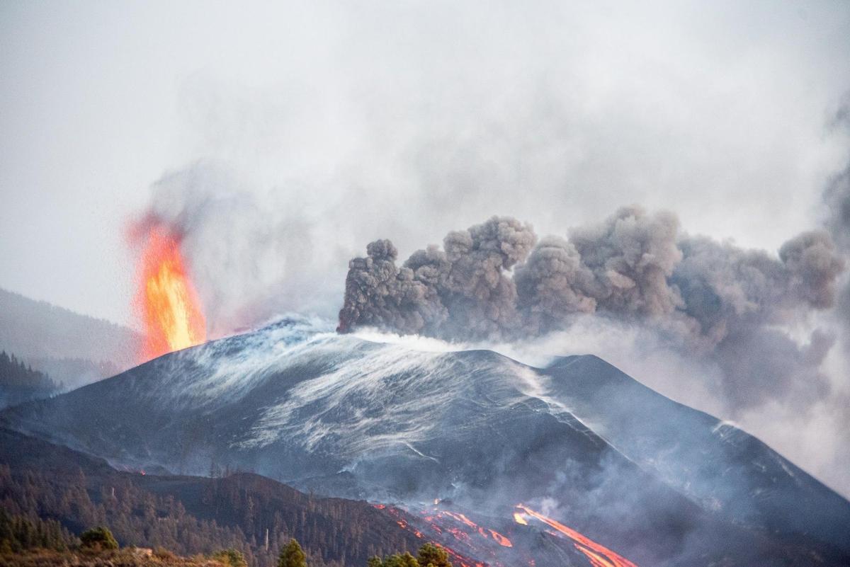 La nueva boca del volcán de Cumbre Vieja esta semana. EFE/Miguel Calero