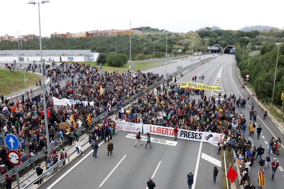 La manifestació celebrada a Mataró durant la vaga general d’aquest dimecres ha acabat tallant l’autopista.